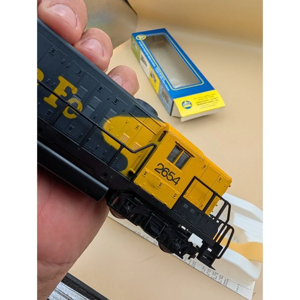 AHM HO Scale GP-18 Santa Fe Locomotive Diesel Blue Yellow Clean Tested Works